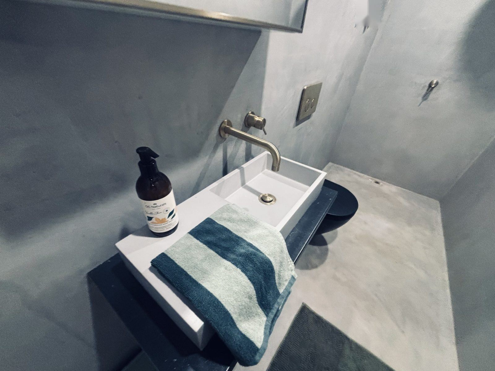 Wall-hung basin with brass tapware